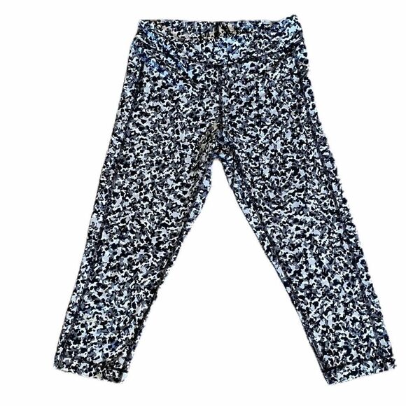 Under Armour Black Camo Fitted Crop Leggings - Picture 1 of 4